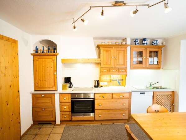 Kühlschrank, Ofen, Geschirrspüler, Wasserkocher mit Kaffee-/Teezubehör