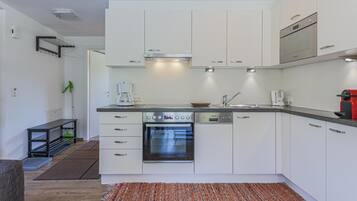 Mikrowelle, Ofen, Wasserkocher mit Kaffee-/Teezubehör, Toaster