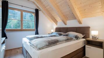 4 bedrooms, bed sheets