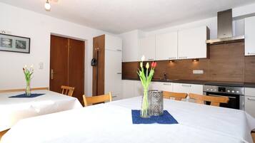 Khu vực ăn uống tại phòng