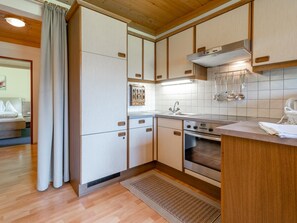 فرن، جهاز طهي للأرز، كرسي للأطفال