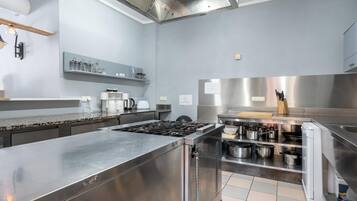 Horno, lavavajillas, cafetera o tetera y trona infantil