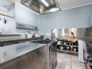 Horno, lavavajillas, cafetera/tetera, silla alta para bebés