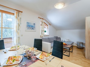 Apartment (1 Bedroom) | In-room dining