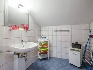 Apartment (1 Bedroom) | Badezimmer | Dusche