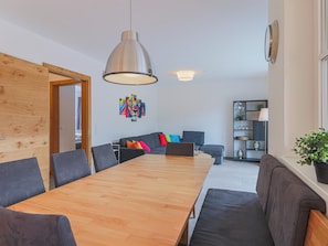 Apartment (2 Bedrooms) | Essbereich im Zimmer