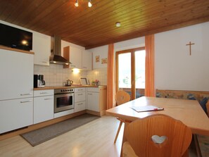 Microwave, oven, rice cooker, dining tables - Fankhauser (Zell am Ziller)