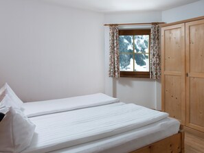 2 makuuhuonetta, vauvansängyt