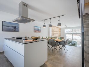 Mikrobølgeovn, oppvaskmaskin, riskoker og høy barnestol