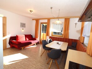 Een televisie en speelgoed