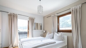 4 bedrooms, bed sheets