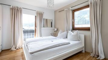 4 bedrooms, bed sheets