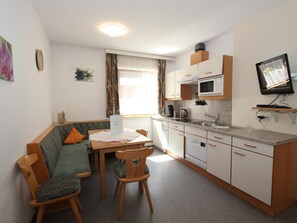 Microwave, dishwasher, rice cooker, dining tables - Haus Christoph (See)