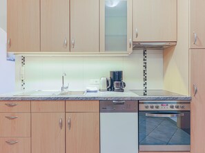 Kühlschrank, Ofen, Geschirrspüler, Wasserkocher mit Kaffee-/Teezubehör