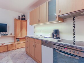 Kühlschrank, Ofen, Geschirrspüler, Wasserkocher mit Kaffee-/Teezubehör