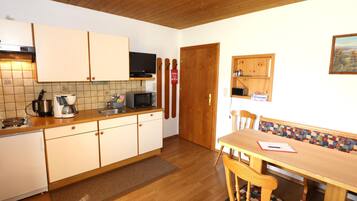 Micro-ondes, cuiseur de riz, tables Ă manger