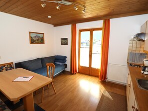 Microondas, arrocera y comedor