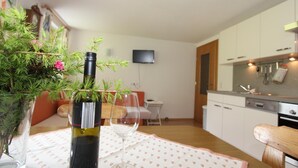 Ferienhaus (1 Bedroom) | Essbereich im Zimmer