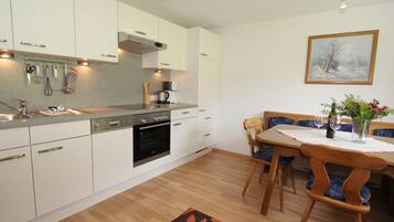 House (1 Bedroom) | Private kitchen | Oven, dishwasher, coffee/tea maker, rice cooker