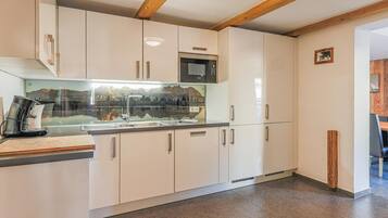 Chalet (Multiple Bedrooms) | Eigene Küche | Mikrowelle, Ofen, Geschirrspüler, Hochstuhl