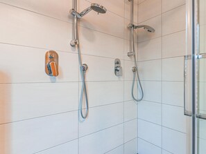 Chalet (Multiple Bedrooms) | Bathroom | Shower