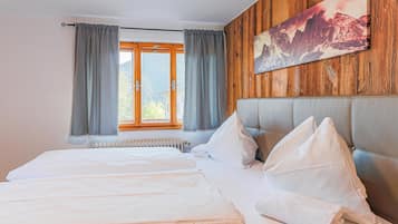 Chalet (Multiple Bedrooms) | 10 bedrooms, bed sheets