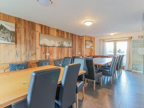 Chalet (Multiple Bedrooms) | Essbereich im Zimmer