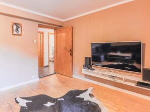 Chalet (Multiple Bedrooms) | Living room | TV, stereo