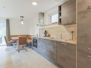 Oven, dishwasher, rice cooker, high chair - Celine (Bramberg am Wildkogel)