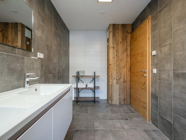 Bathroom - With Guts Living Top 1 (Leogang)