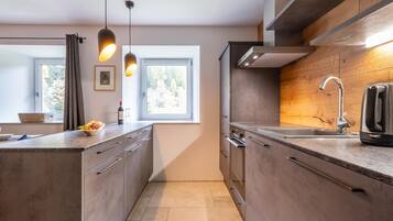 Apartemen (2 Bedrooms) | Dapur pribadi | Lemari es, oven, mesin pencuci piring, dan mesin pembuat kopi/teh