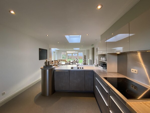 Kühlschrank, Mikrowelle, Ofen, Geschirrspüler