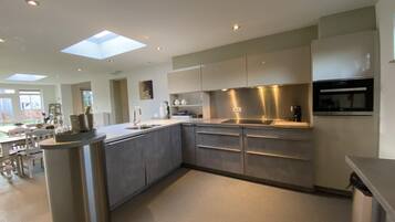 Réfrigérateur, micro-ondes, four, lave-vaisselle