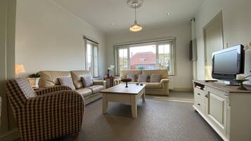 Télévision, baby-foot