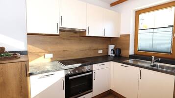 Ofen, Geschirrspüler, Reiskocher, Hochstuhl