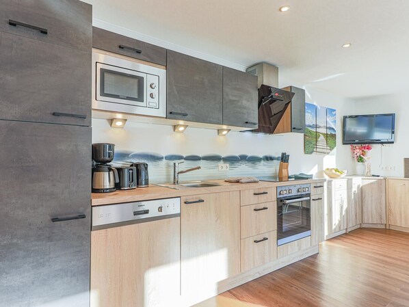 Mikrowelle, Ofen, Geschirrspüler, Wasserkocher