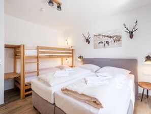 4 bedrooms, bed sheets
