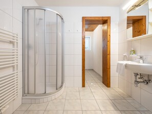 Chalet (Multiple Bedrooms) | Bagno | Doccia