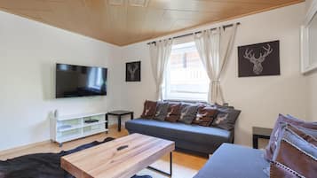 Chalet (Multiple Bedrooms) | Sala de estar | Televisión