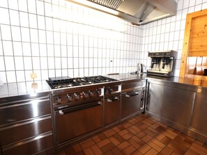 Een koelkast, een magnetron, een oven, een vaatwasser