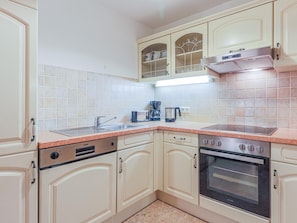 Een koelkast, een oven, een vaatwasser, een koffiezetapparaat/waterkoker