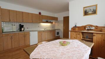 Kühlschrank, Mikrowelle, Ofen, Wasserkocher mit Kaffee-/Teezubehör