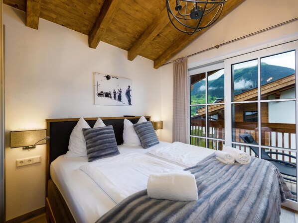 4 bedrooms, cribs/infant beds, bed sheets