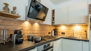 Microwave, oven, mesin pencuci piring, dan penanak nasi