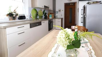 Ofen, Geschirrspüler, Reiskocher, Hochstuhl