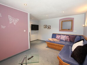 Apartment (2 Bedrooms) | Living room | TV - Oberschweiberhof (Hopfgarten im Brixental)