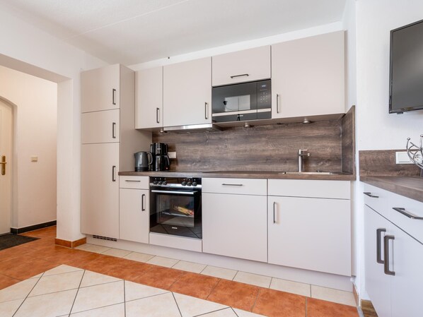 Apartment (3 Bedrooms) | Eigene Küche | Ofen, Geschirrspüler, Wasserkocher mit Kaffee-/Teezubehör, Hochstuhl