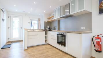 Kühlschrank, Ofen, Geschirrspüler, Wasserkocher mit Kaffee-/Teezubehör