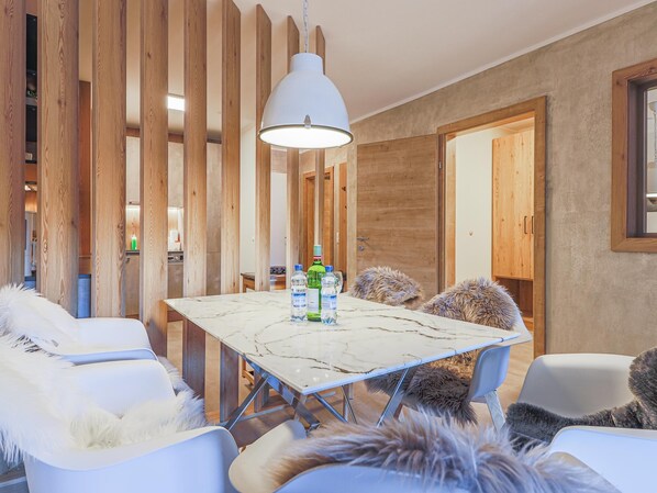 In-room dining - Sigl Luxuria (Zell am See)