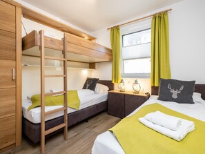 2 Schlafzimmer, Babybetten, Bettwäsche